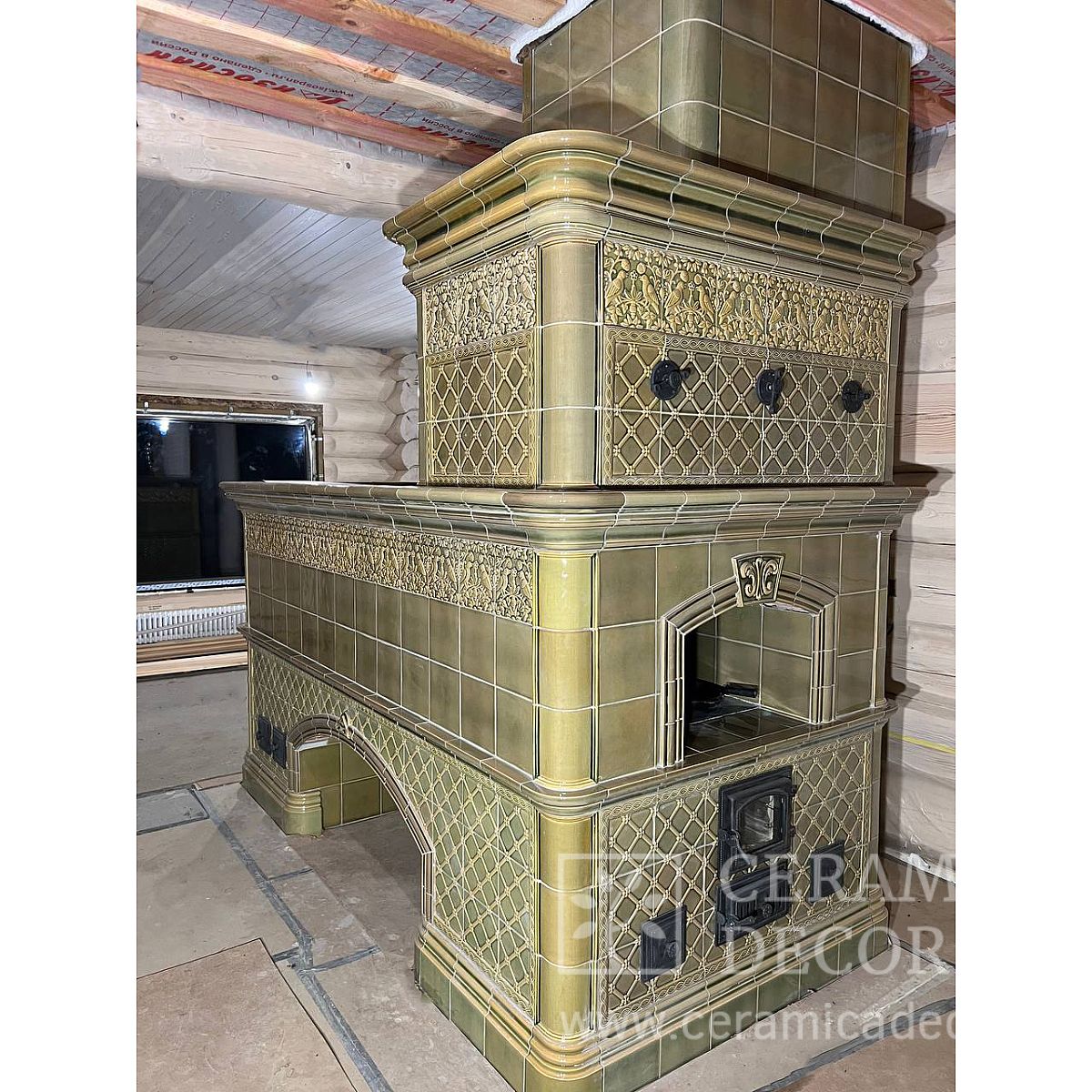 Изразцовая русская печь с лежанкой в зеленой майоликовой глазури — CeramicaDecor