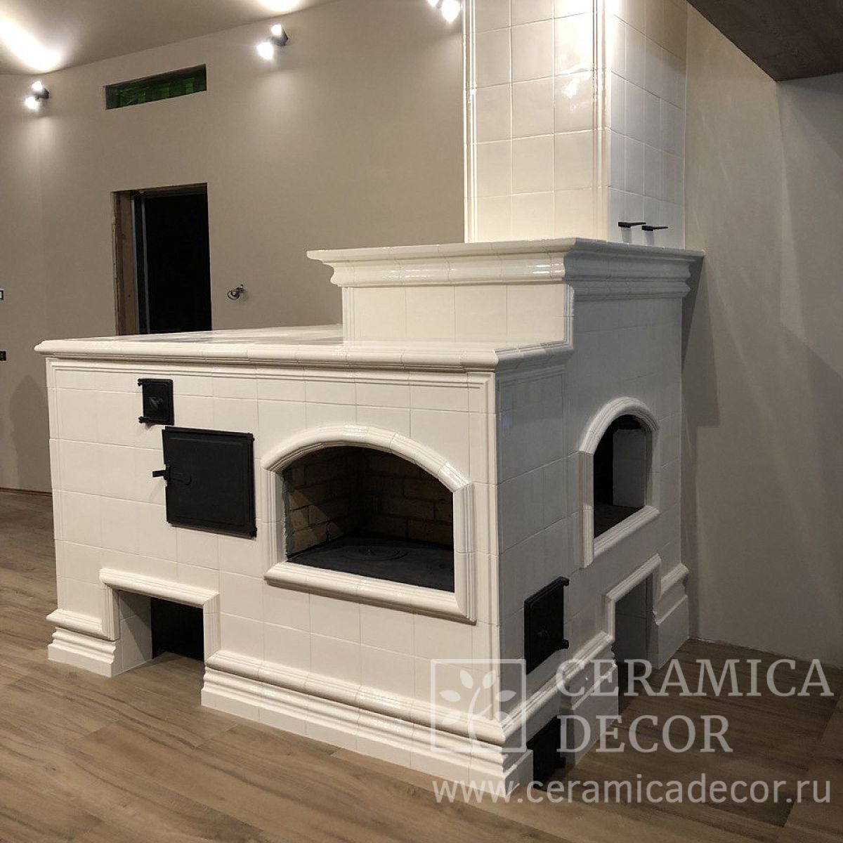 Русская печь с лежанкой в облицовке белыми гладкими изразцами 5300 — CeramicaDecor
